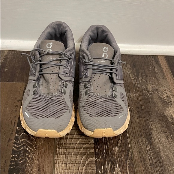 Womens On Running (on cloud). Small size 7. Pink and gray. - Picture 2 of 7